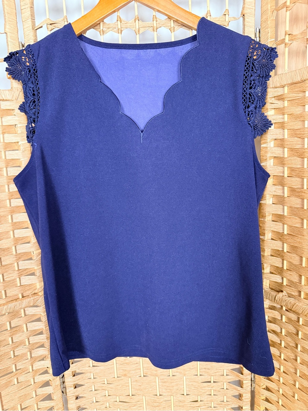 Sleeveless Navy Lace-Trim Scallop Neck Top Size Medium
